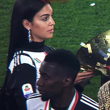 Ronaldo Has Trouble With The Trophy 😅😅