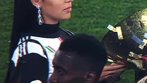 Ronaldo Has Trouble With The Trophy 😅😅