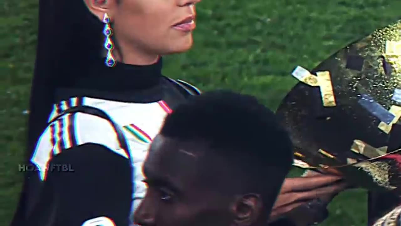 Ronaldo Has Trouble With The Trophy 😅😅