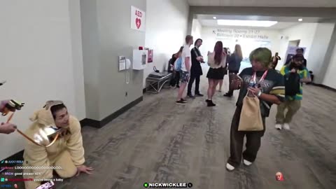 Kick Streamer NickWhitelee dresses up as HasanAbi dog Kaya at twitchcon 🤣