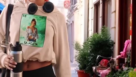 ¿Amas los perros? ¡Este diseño te hará sonreír! Camiseta con perrito chic #moda #estilo