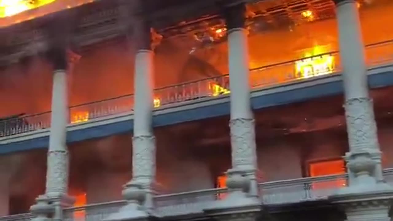 🚨🔥 EL PARLAMENTO DE NEPAL YA NO EXISTE 🇳🇵 El histórico edificio del Parlamento en Katmandú fue incen