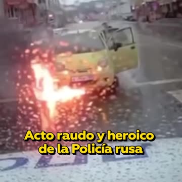 Policías salvan a mujer y dos niños de un auto en llamas