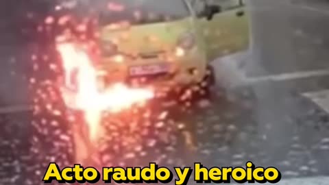 Policías salvan a mujer y dos niños de un auto en llamas