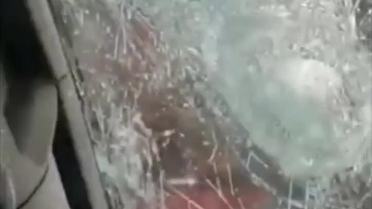 GRANIZADA rompe luna coche a 23 Julio en España