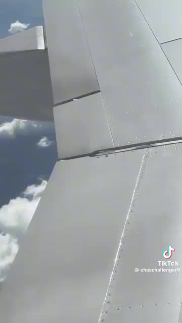 Parafusos soltando do avião durante o voo