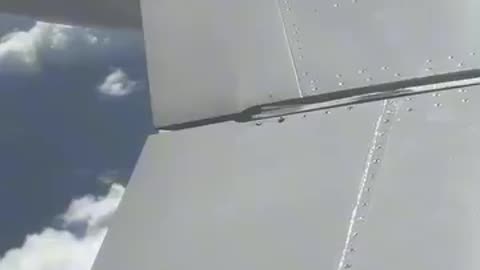 Parafusos soltando do avião durante o voo