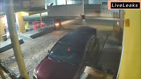 5 Robbers Ambush Off-Duty Cop — He Drops One with a Headshot