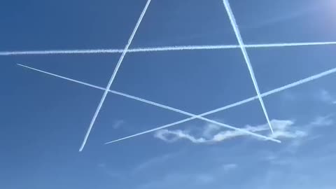 The Chilean aerobatic team Escuadrilla Halcones "drew" a 5-pointed star in the sky