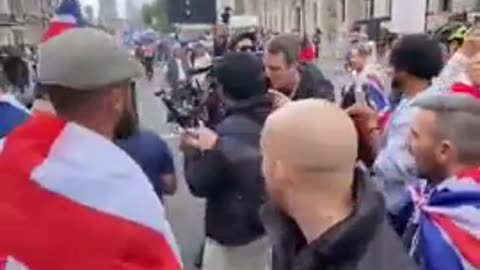 The moment British patriots turn on Zionist Jew Avi Yemeni in London today. ⚡️