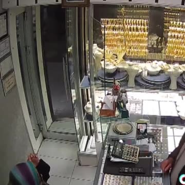 A Hijabi woman tried to rob a jewelry store using pepper spray