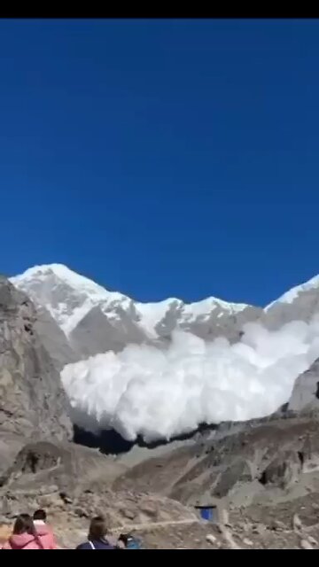 🚨 Witness the moment a massive avalanche surges down the steep