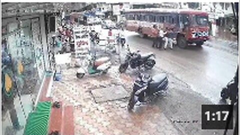 "Indian Bus Driver Suffers Heart Attack Behind the Wheel (Jun'23)"