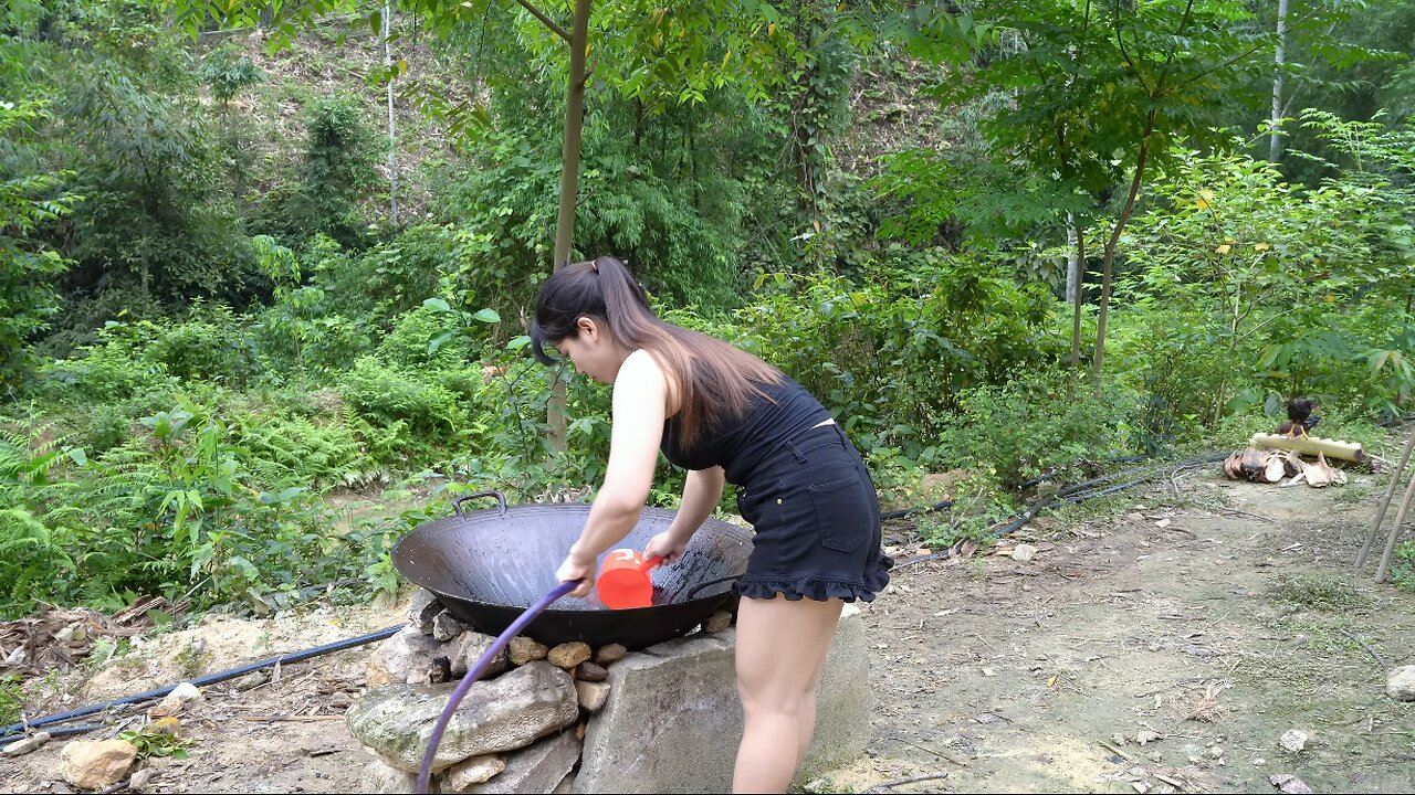 Farm Life Tutorial – Rendering Pork Fat into Golden Lard the Old-Fashioned Way