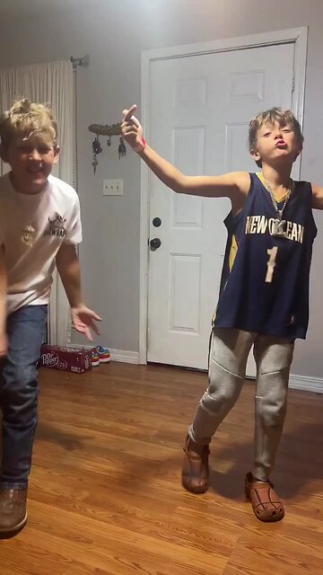 White Kids Go FULL Baton Rouge Mode to Boosie "Set It Off" 😂 Pelicans Fans Wildin'