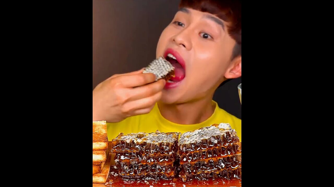 Korean eat Honeycomb
