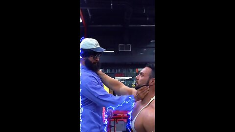 Anatoly lifts the Bodybuilder 😱.