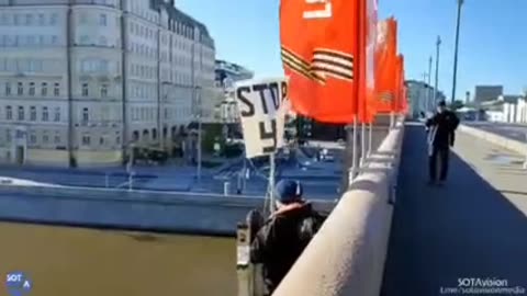 👀 "Putin - Hitler" - a Muscovite staged an action of despair on the Bolshoi Moskvoretsky Bridge