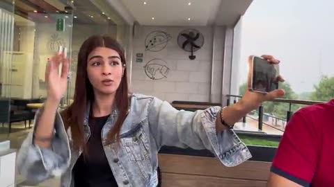 Aj ak Craziest Fan sy mulaqat hui😱Fan ko un ki mrzi ka gift dia..🎁(360P)