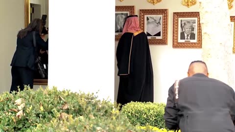 Trump Shows the Saudi Crown Prince Biden’s Autopen Portrait