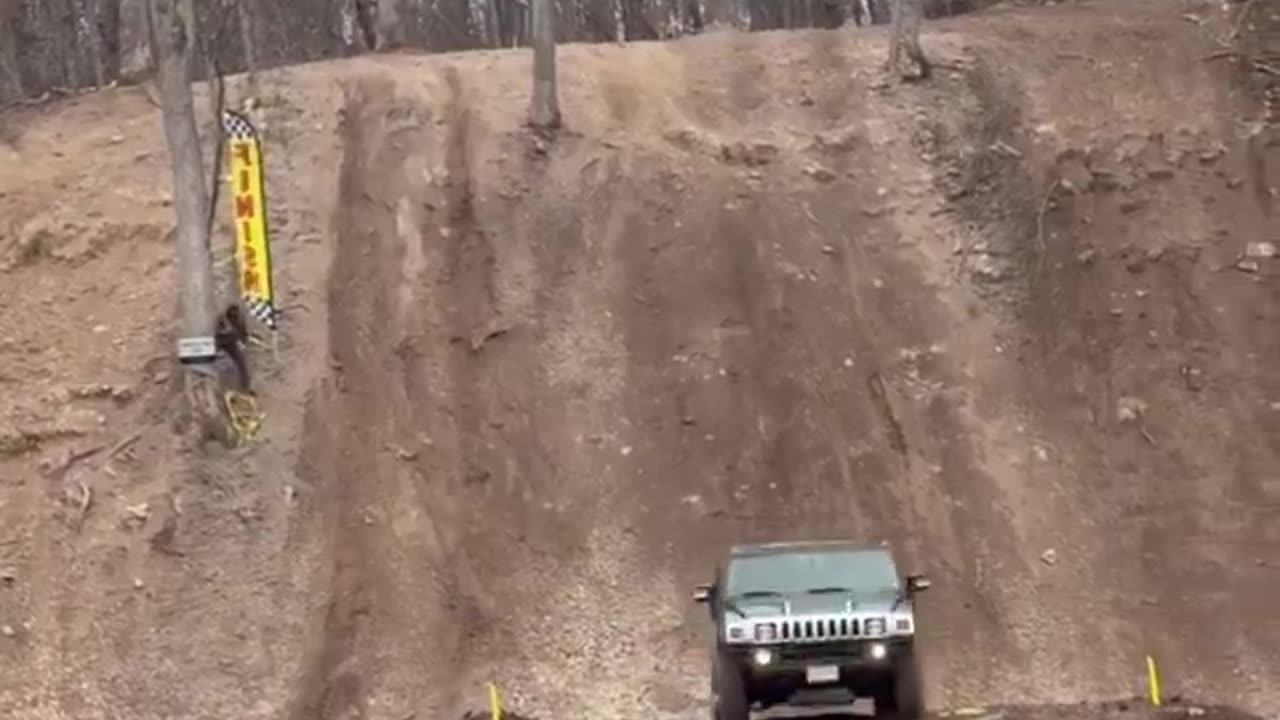 Tesla Cybertruck vs Hummer off road...