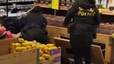 Forcejeo en supermercado: dos mujeres policías contra un hombre
