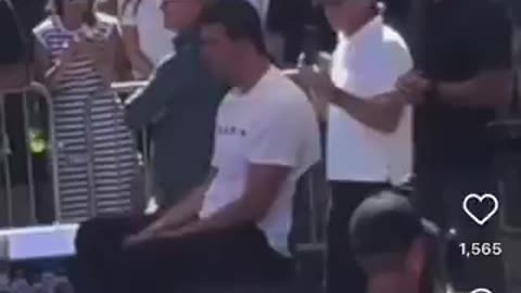 What the heck is with the 2 guys behind Kirk?