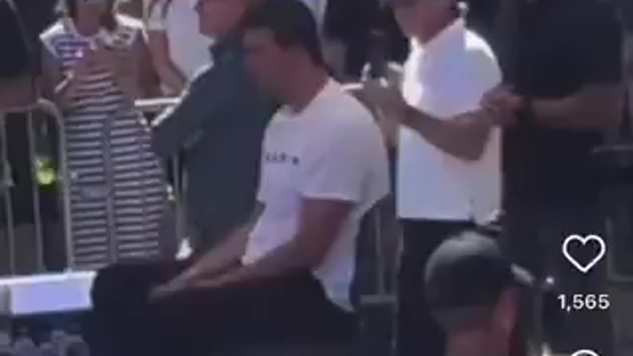 What the heck is with the 2 guys behind Kirk?