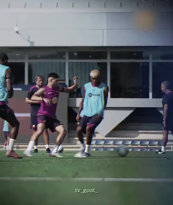 Roony Bardghji doing Lamine Yamal dirty in training! 😬 🥜