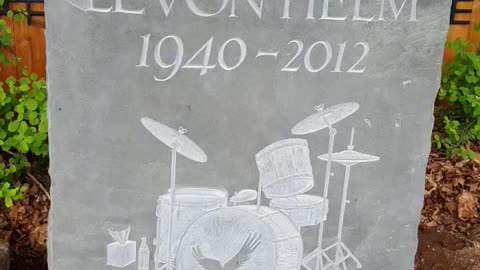 FAMOUS GRAVES - VOL. 517: LEVON HELM