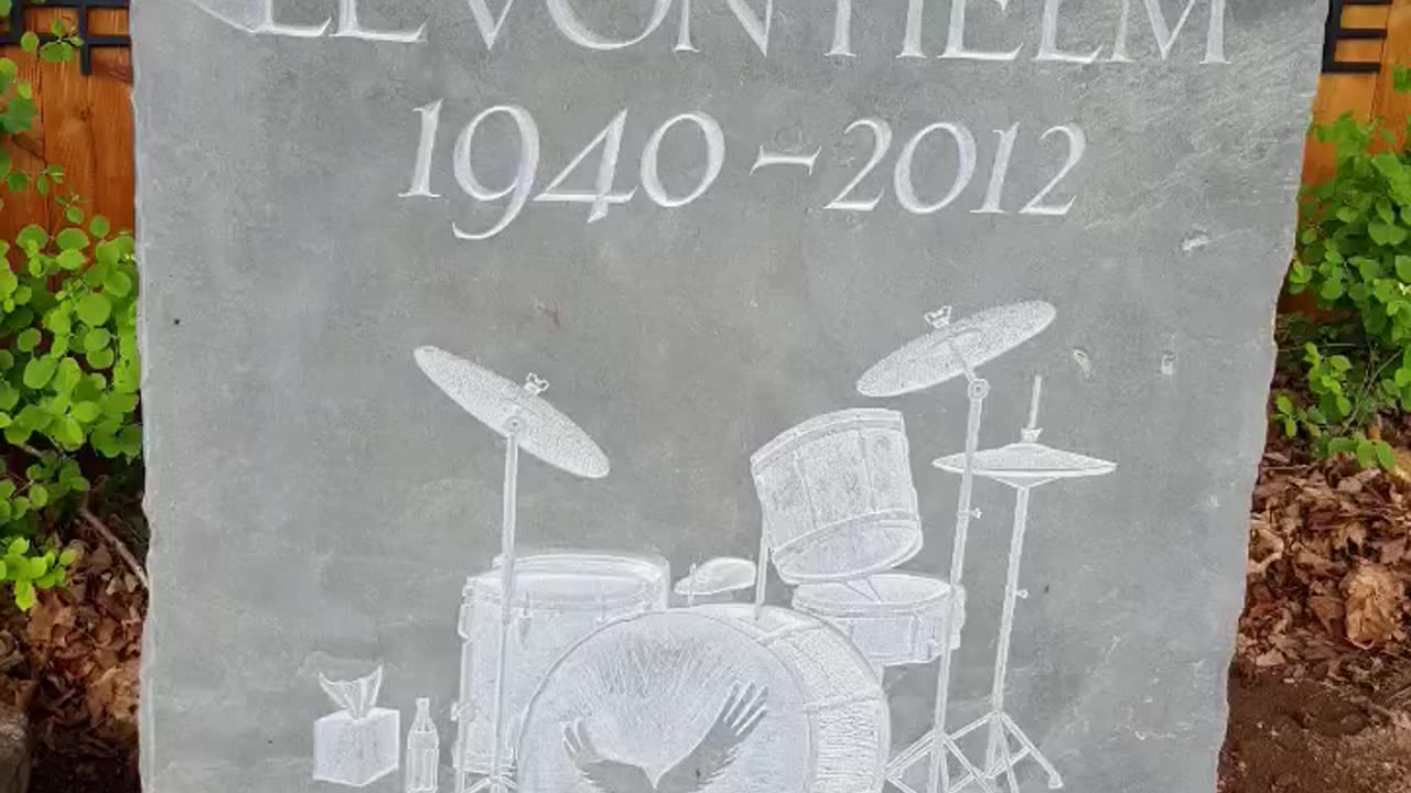FAMOUS GRAVES - VOL. 517: LEVON HELM