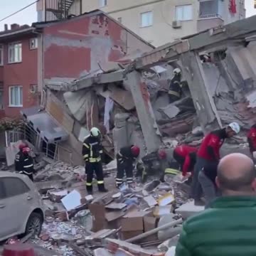 Tragjedi në Turqi! Shembet ndërtesa 7-katëshe afër Stambollit,