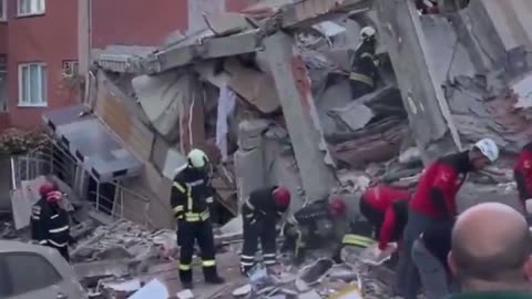 Tragjedi në Turqi! Shembet ndërtesa 7-katëshe afër Stambollit,