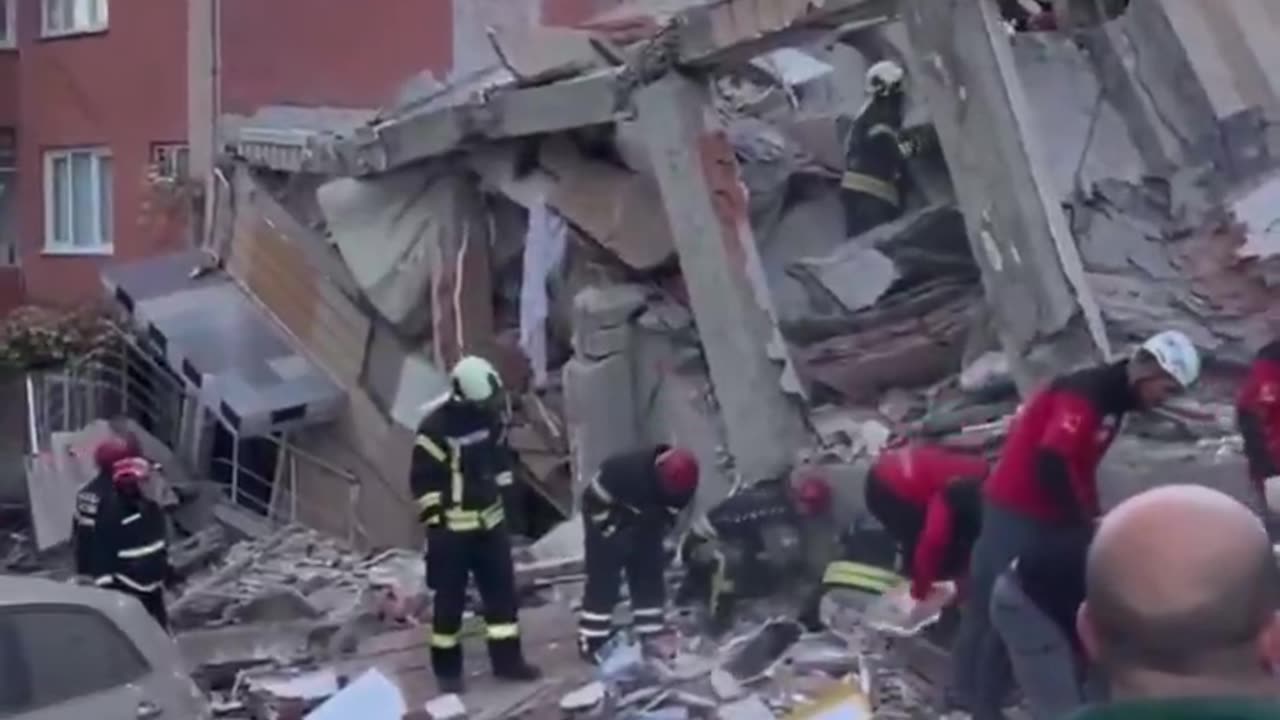 Tragjedi në Turqi! Shembet ndërtesa 7-katëshe afër Stambollit,