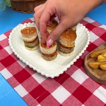 Would you rather eat the whole burger… or mini burger bites like this? 🍔🤏