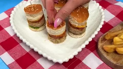 Would you rather eat the whole burger… or mini burger bites like this? 🍔🤏