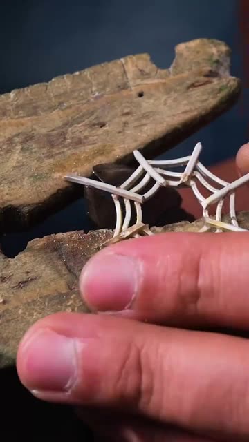 This spider web jewelry isn't for the shy 🕸️😉