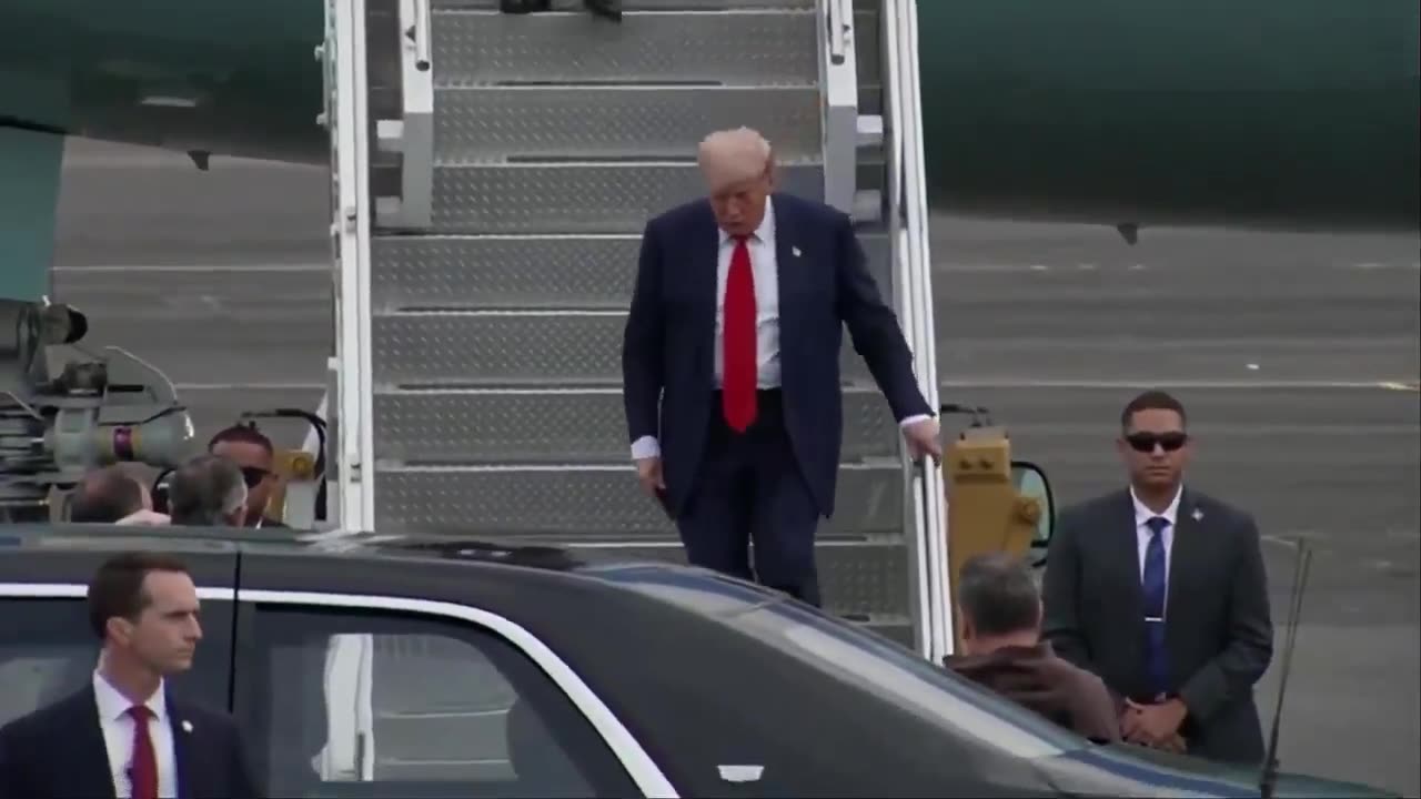 🚨🔥President Trump exits Air Force One in Scotland🇺🇸🏴 #USA