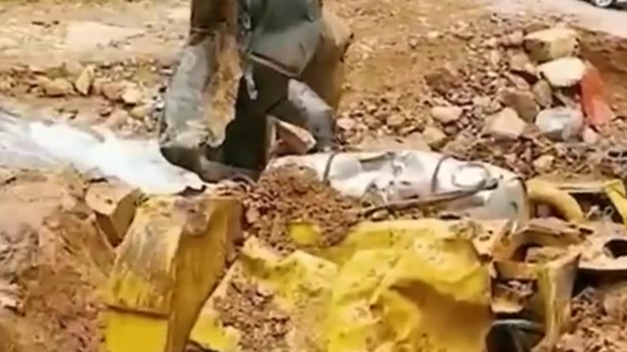 Excavator Sinks into Disaster! 🕳️🔥#BadDayAtWork 😩🛠️ #ExcavatorFail 🚜💥 #WorksiteWoes 🔧😬 #Heavy