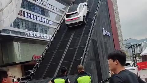 China’s premium Zeekr car shows off insane balance like gravity doesn’t matter 🚗🇨🇳