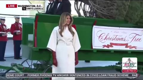🟢 WATCH: Melania Trump Elegantly Receives The White House Christmas Tree