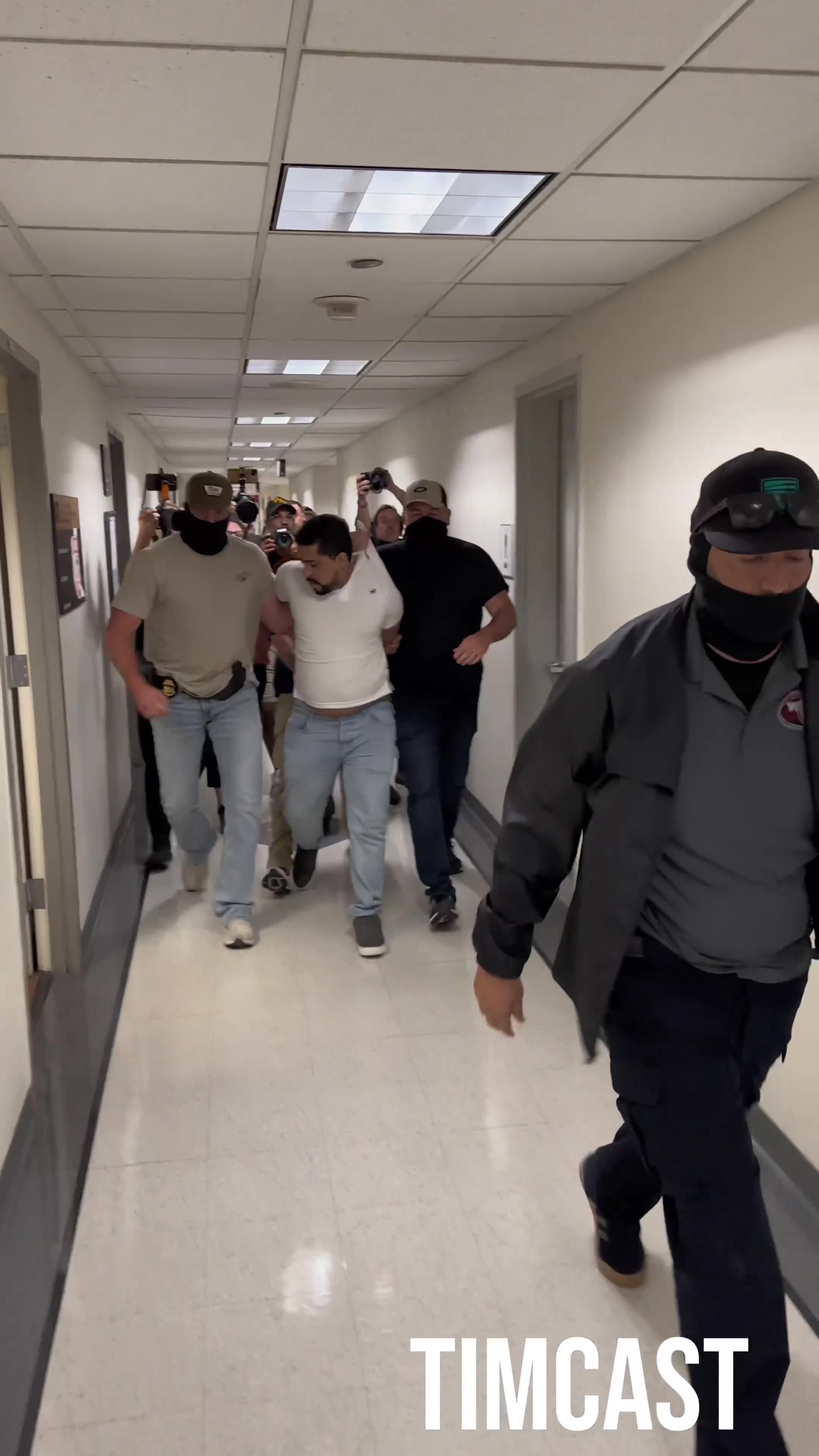 ICE drags an illegal alien outside NYC immigration courts after he resists arrest