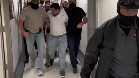 ICE drags an illegal alien outside NYC immigration courts after he resists arrest