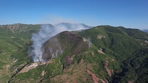 Zjarri në Dishnicë, pamje nga droni tregojnë përhapjen e flakëve