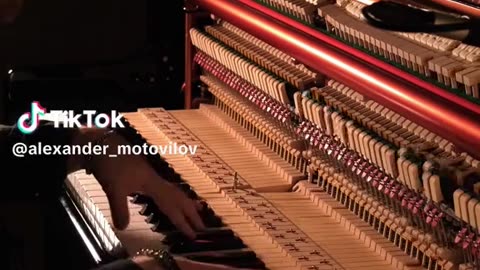 Třicet tun napětí: Skrytá technologie za zdánlivě obyčejným pianem?