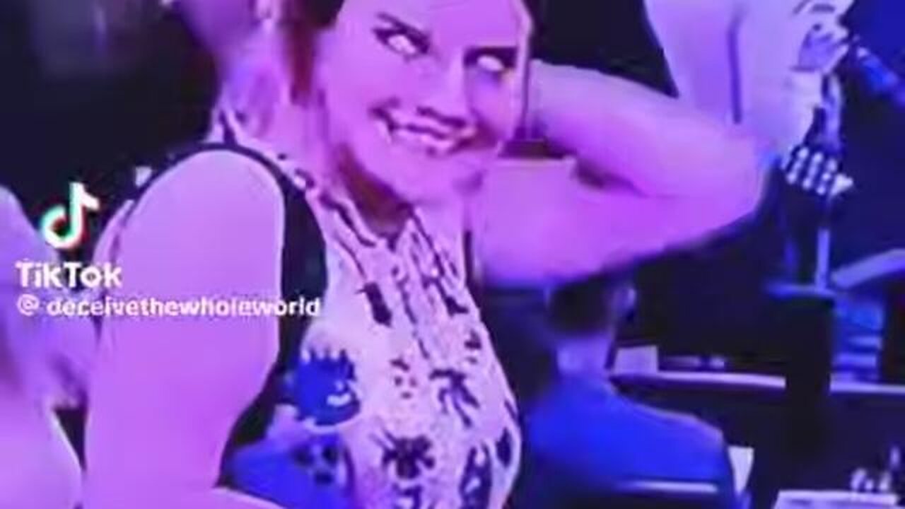 Reptilian Shapeshifter glitching inside the Whitehouse press conference 🐍?