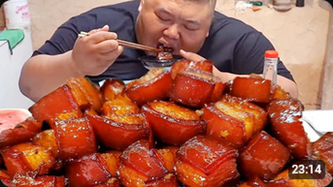 20斤五花肉切大块，猴哥用砂锅炖的肉香浓郁，一口肉一口酒吃嗨了！【胖猴仔】
