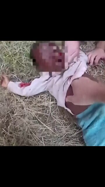 Niño permanece atrapado bajo un coche tras un accidente