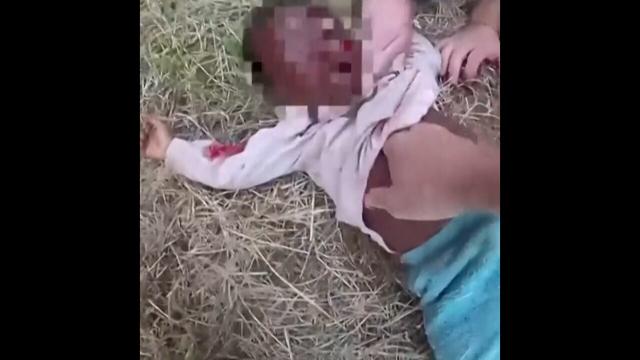 Niño permanece atrapado bajo un coche tras un accidente