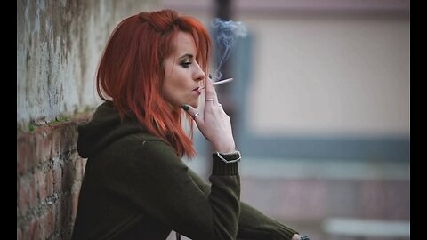 Girl Smoking 🚬🚭